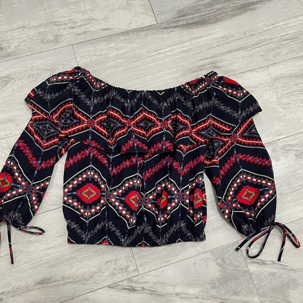 Multi color short top, can be worn off the shoulder. Elastic at the bottom